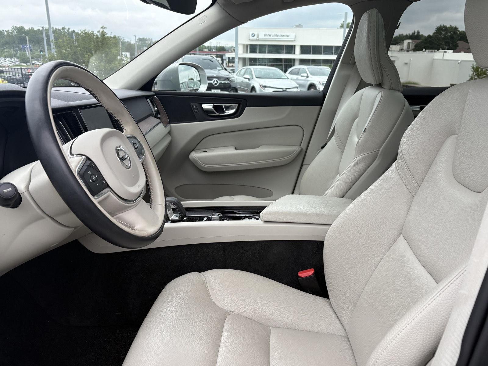 Used 2022 Silver Dawn Metallic Volvo Momentum image 7