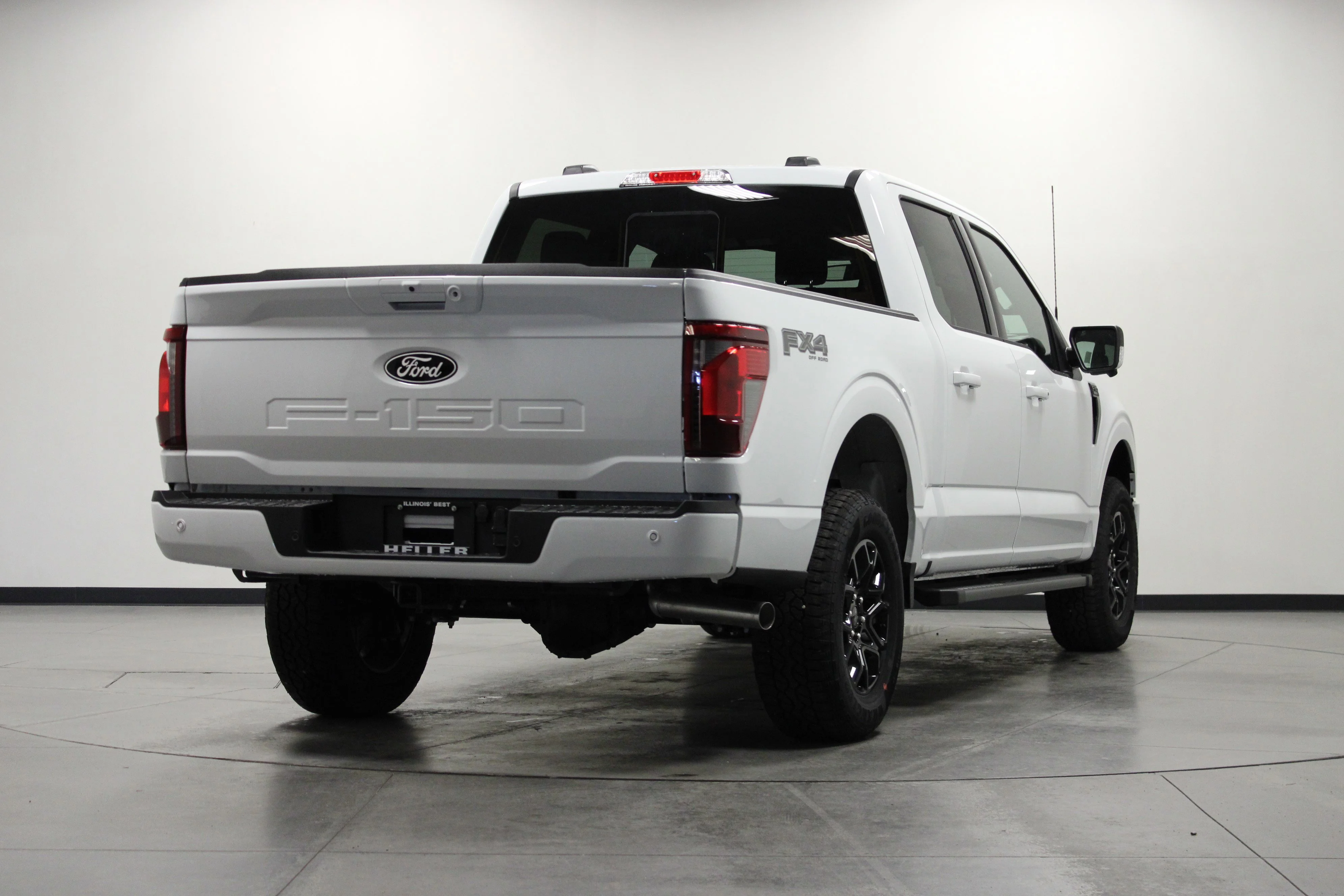 New 2026 Oxford White Ford XLT image 4
