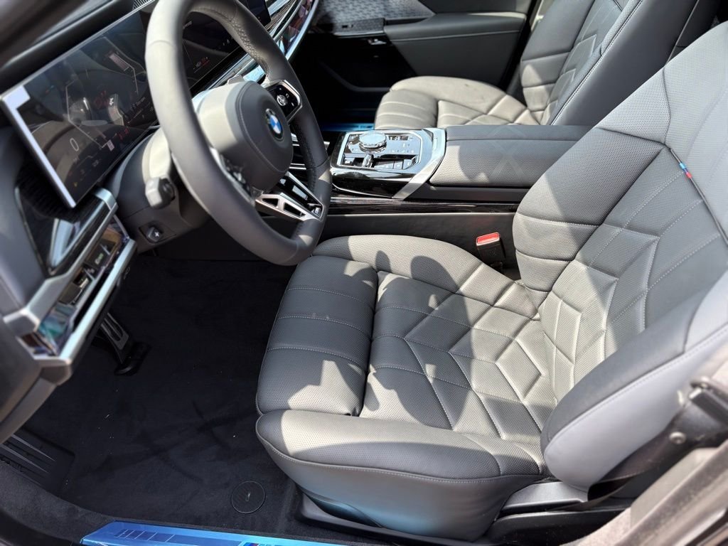 2025 BMW 7 Series 760i - Photo 13