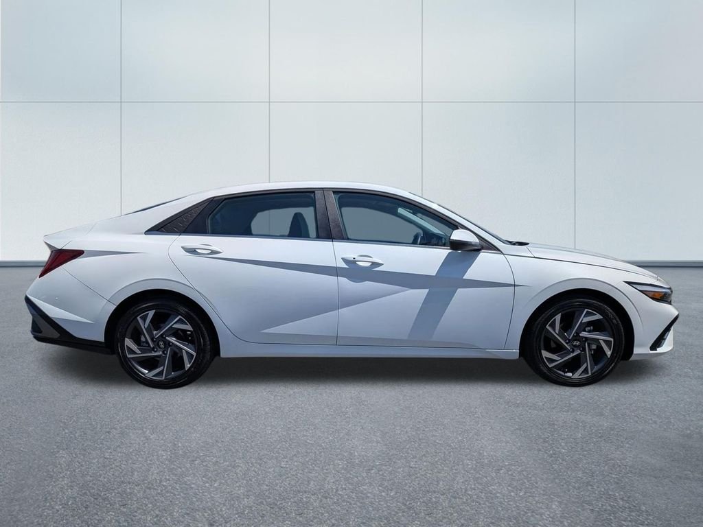 2026 Hyundai Elantra Limited - Photo 7