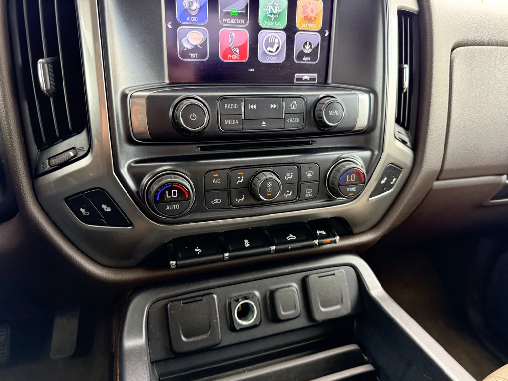 Used 2018 Summit White Chevrolet LT image 17