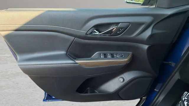 Used 2023 Ultra Blue Metallic GMC SLE image 17