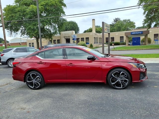 Used 2023 Red Nissan 2.5 SR image 3