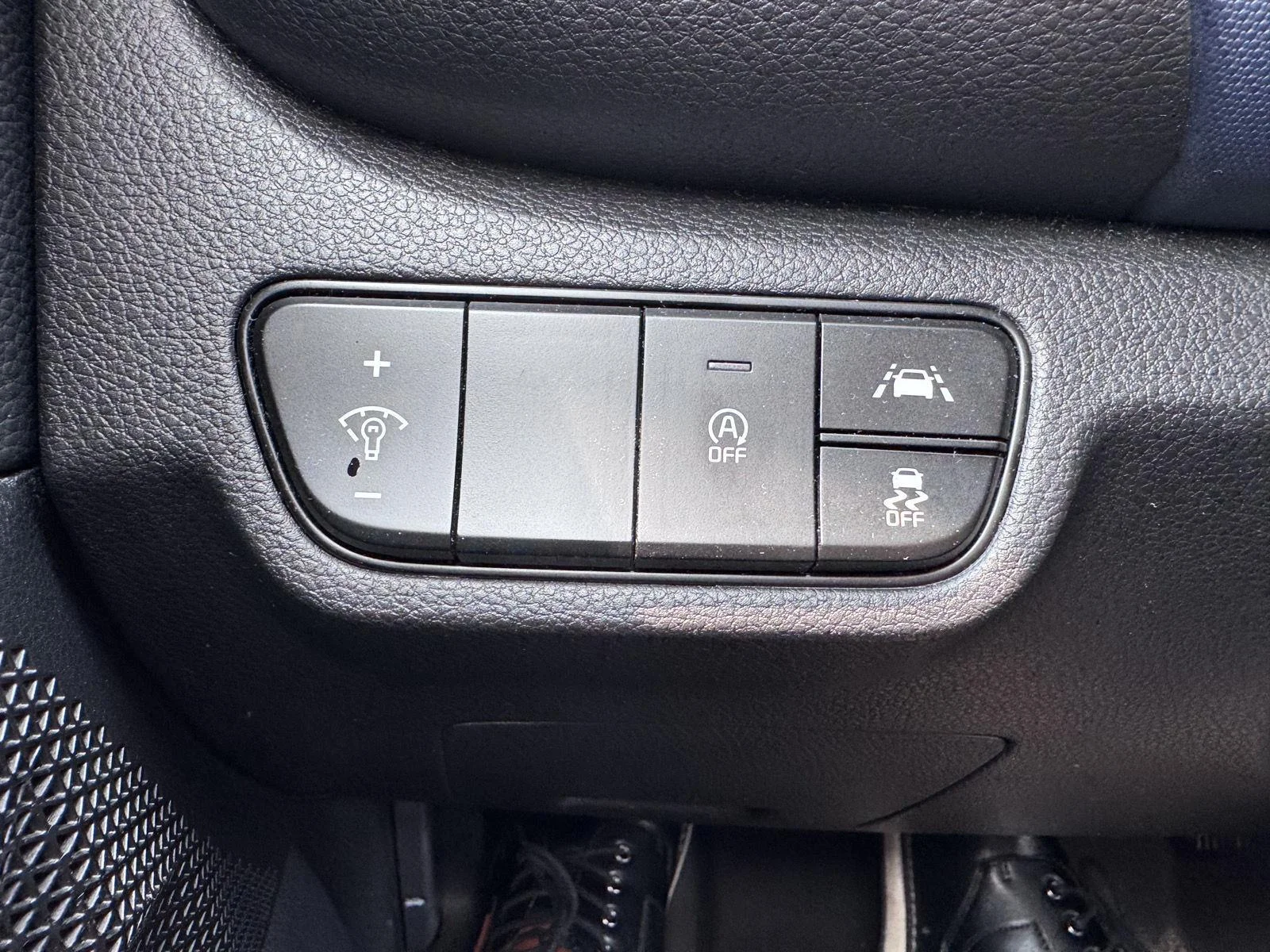 Used 2022 Clear White/Black Roof Kia S image 17