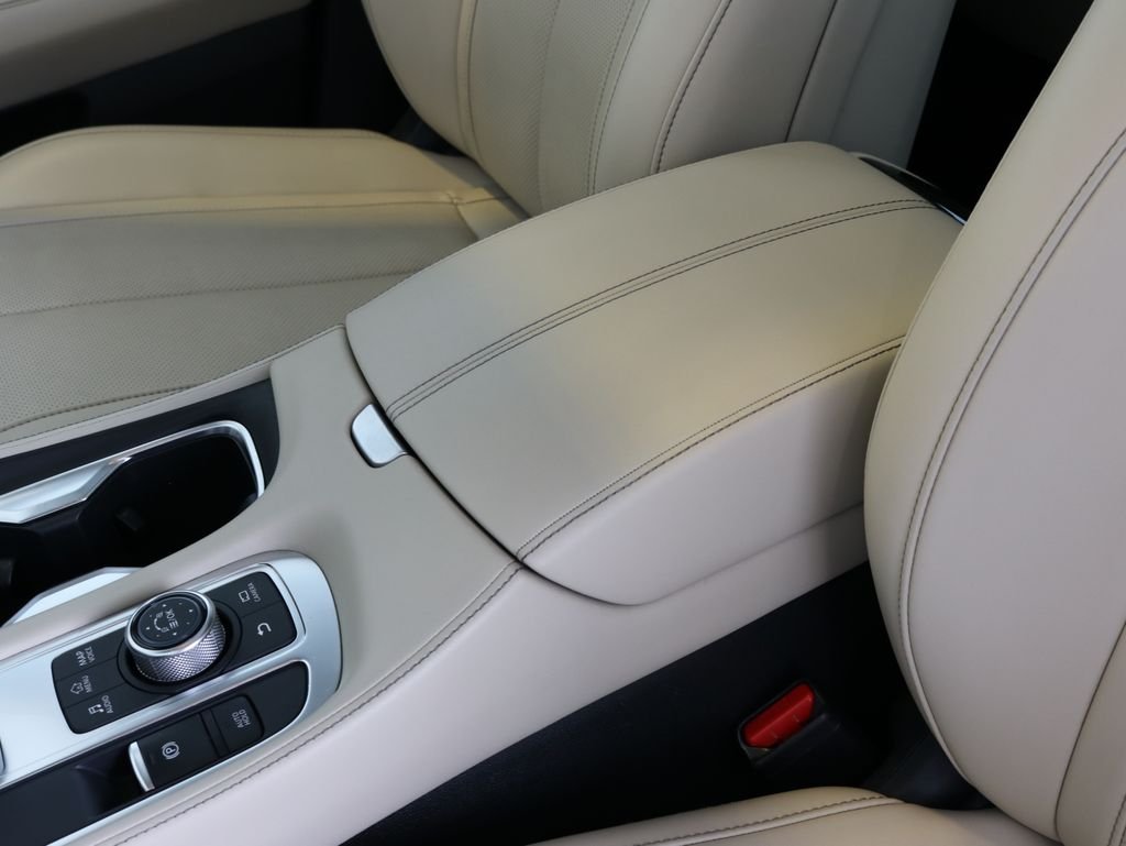 Used 2023 White INFINITI LUXE image 20