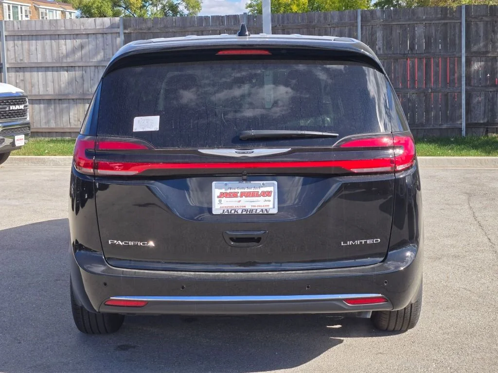 New 2026 Diamond Black Crystal Pearl-Coat Exterior Paint Chrysler Limited image 11