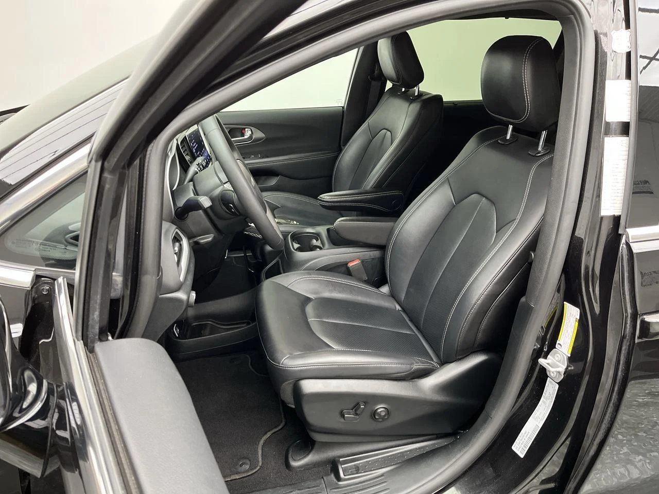 2025 Chrysler Pacifica Select - Photo 8