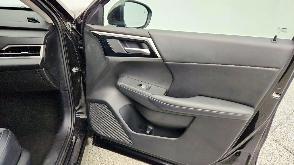 Used 2024 Black Diamond Mitsubishi SE image 25