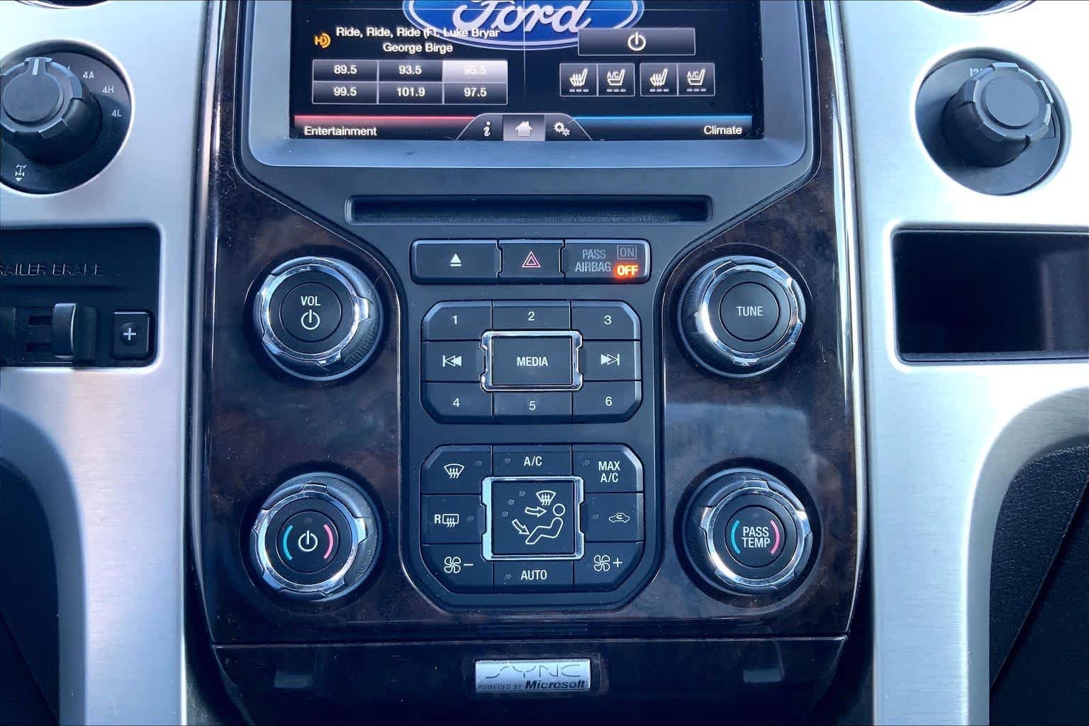 Used 2014 White Platinum Metallic Tri-Coat Ford Platinum image 32