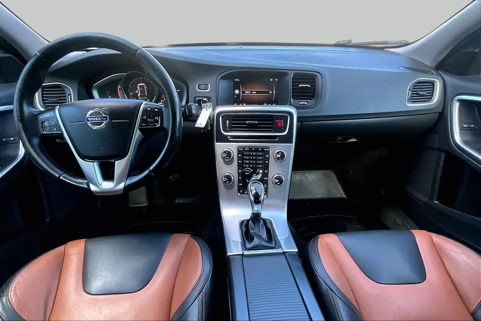 Used 2018 Crystal White Pearl Metallic Volvo  image 15