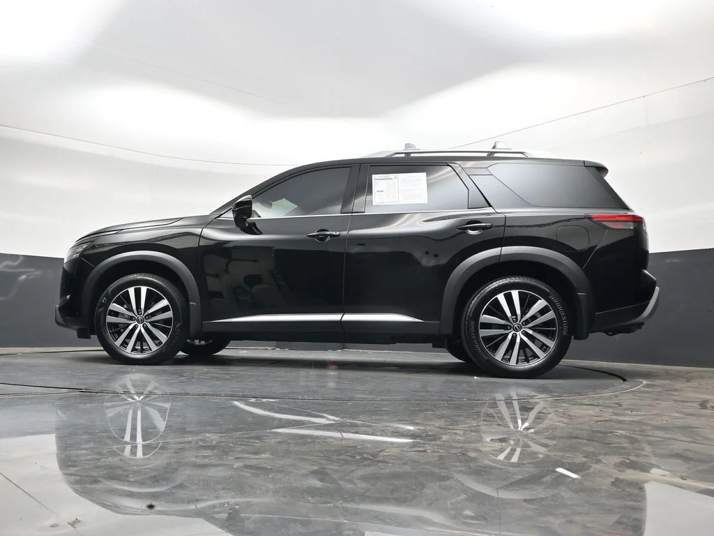 Used 2025 Black Nissan Platinum image 41