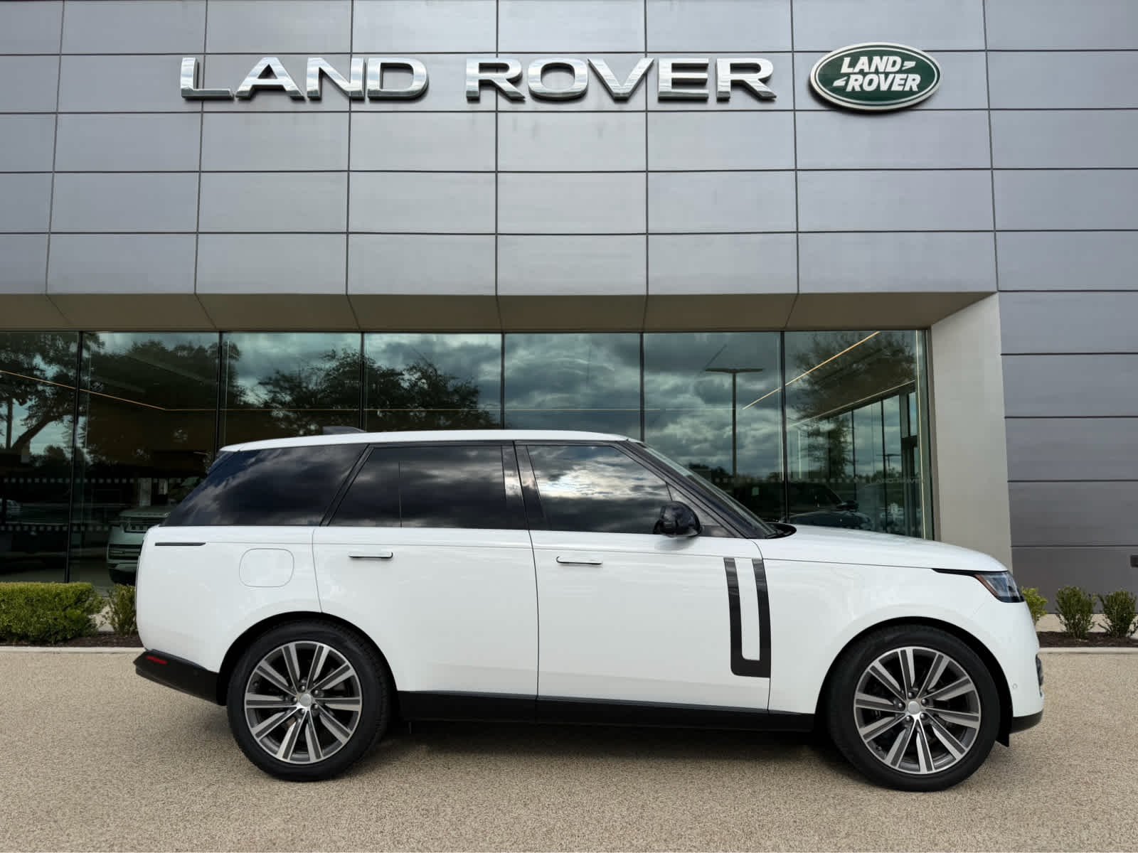 Certified Used 2023 Fuji White Land Rover SE image 5