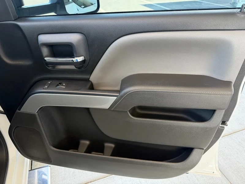 Used 2017 SUMMIT WHITE Chevrolet LT image 21
