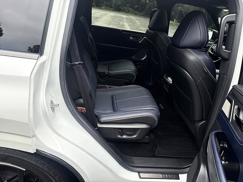 Used 2026 Radiant White INFINITI SPORT image 22