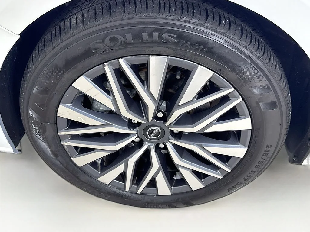 Used 2025 White Nissan 2.5 SV image 37