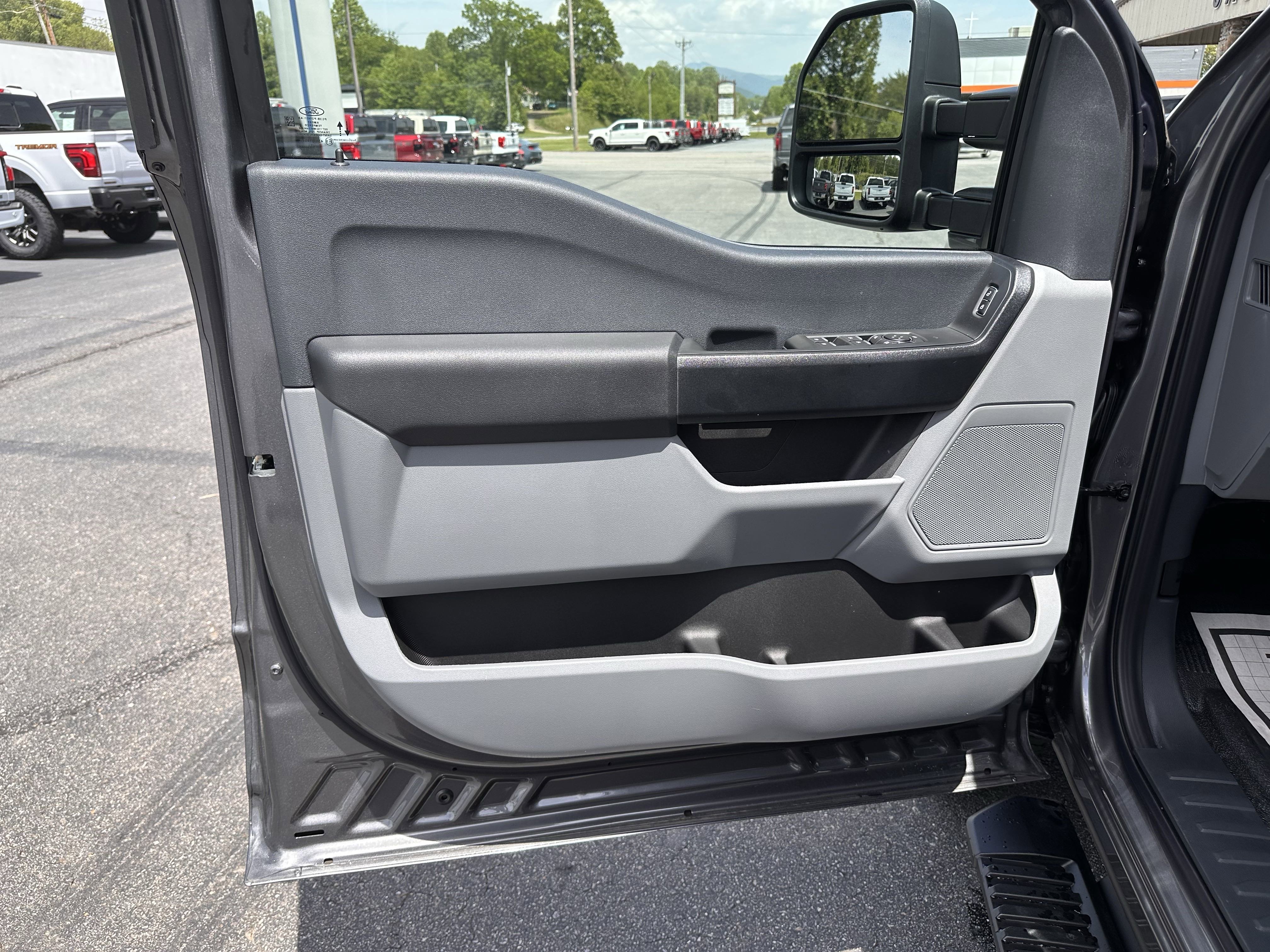 2025 Ford F-350 Super Duty Chassis Cab XL - Photo 7