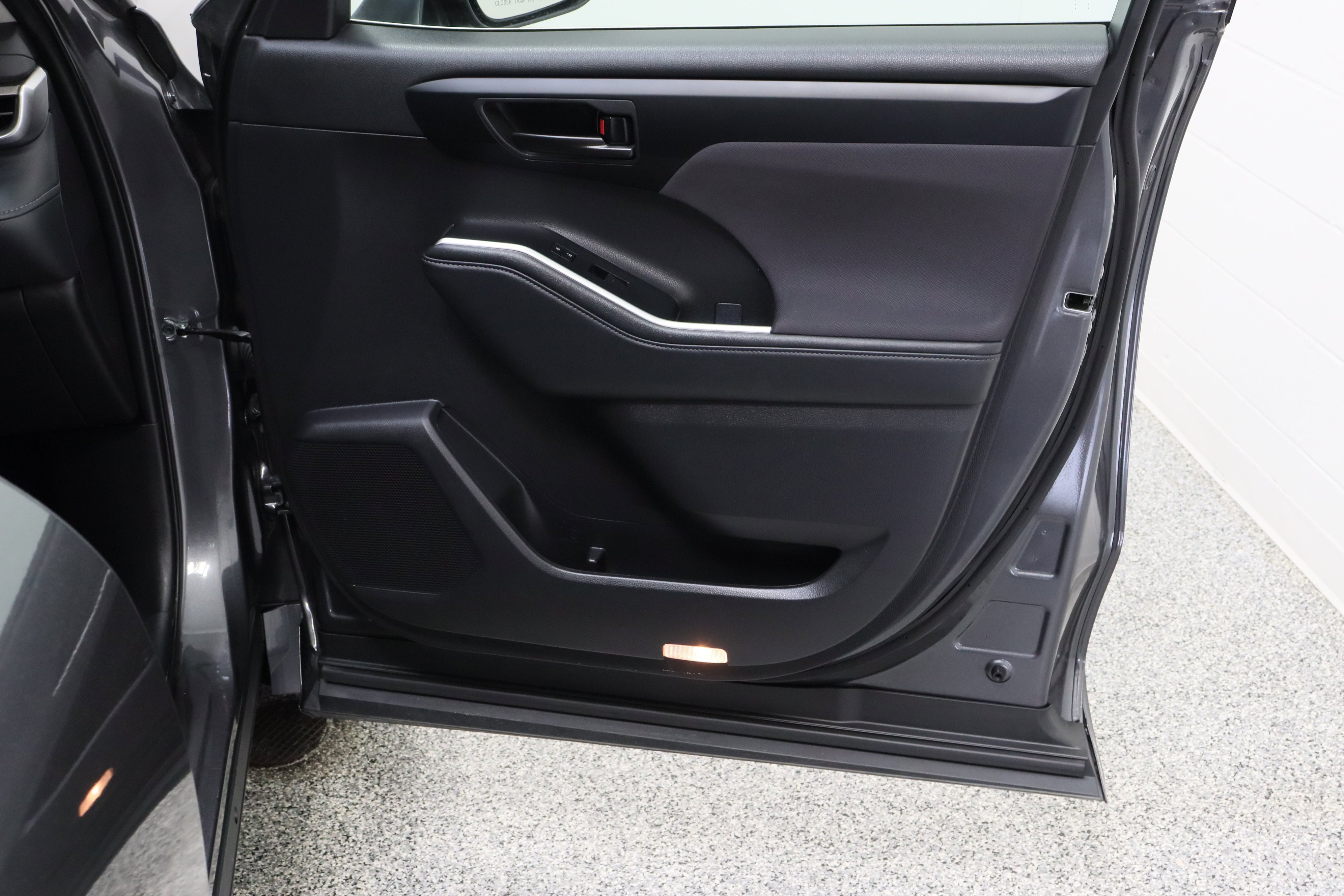 2025 Toyota Highlander LE - Photo 37