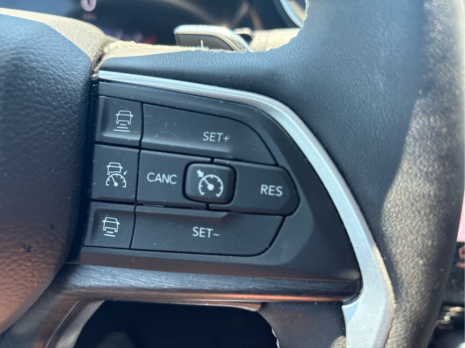 Used 2023 Diamond Black Crystal Pearlcoat Jeep Limited image 19