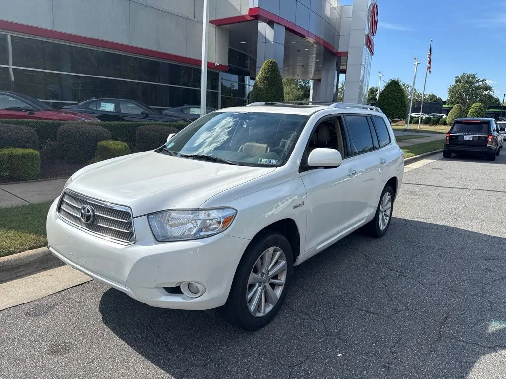 Used 2010 White Toyota Limited image 3