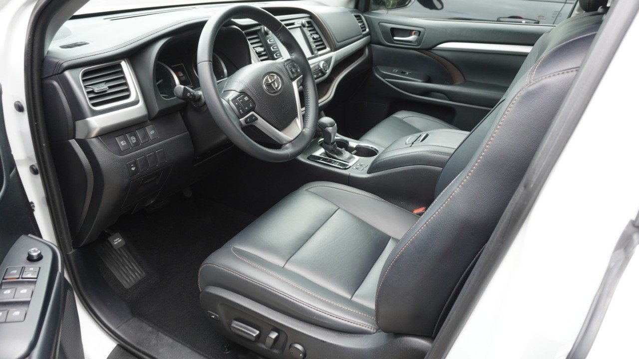 Used 2019 White Toyota XLE image 9