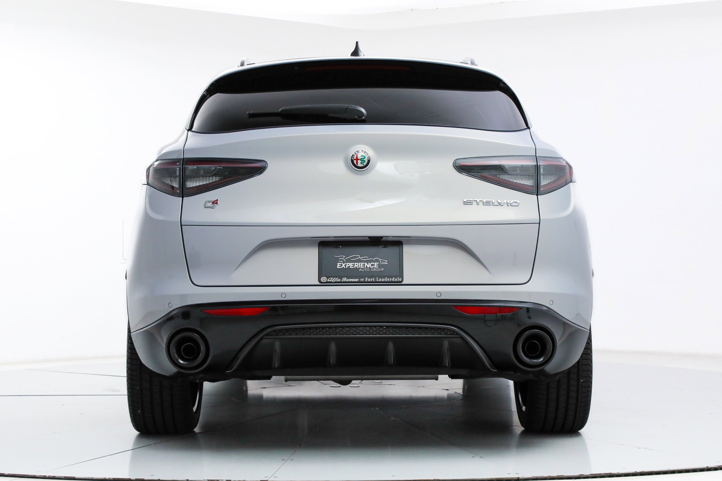 New 2026 Moonlight Gray Metallic Exterior Paint Alfa Romeo  image 4