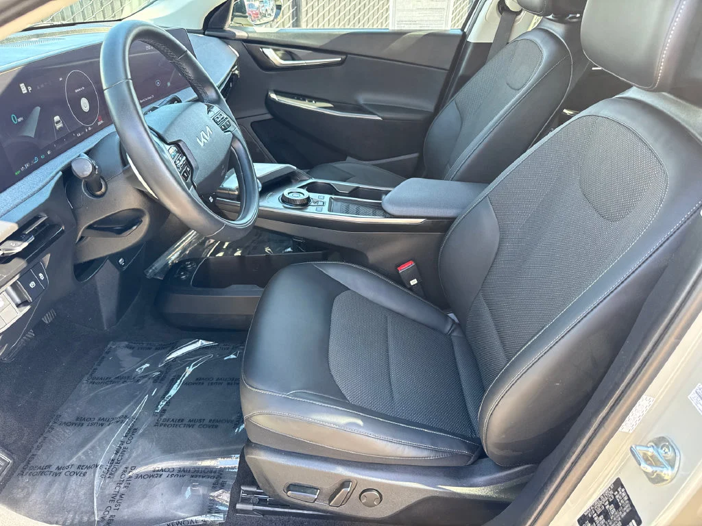 Used 2024 White Kia Light image 23