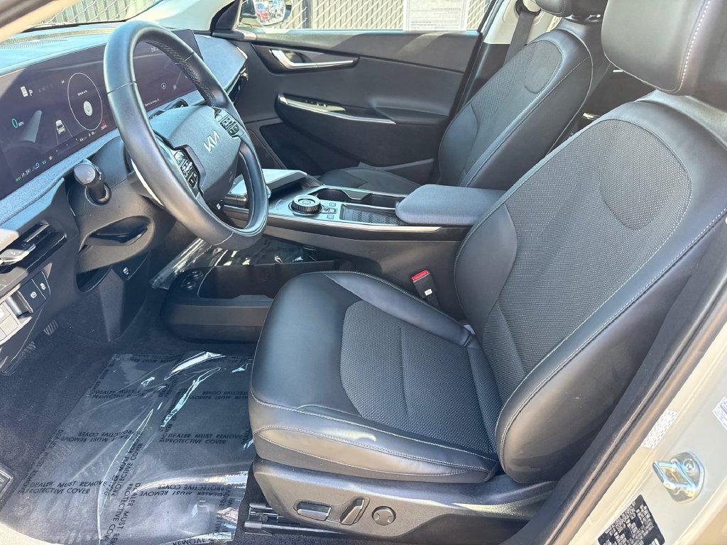 Used 2024 White Kia Light image 23