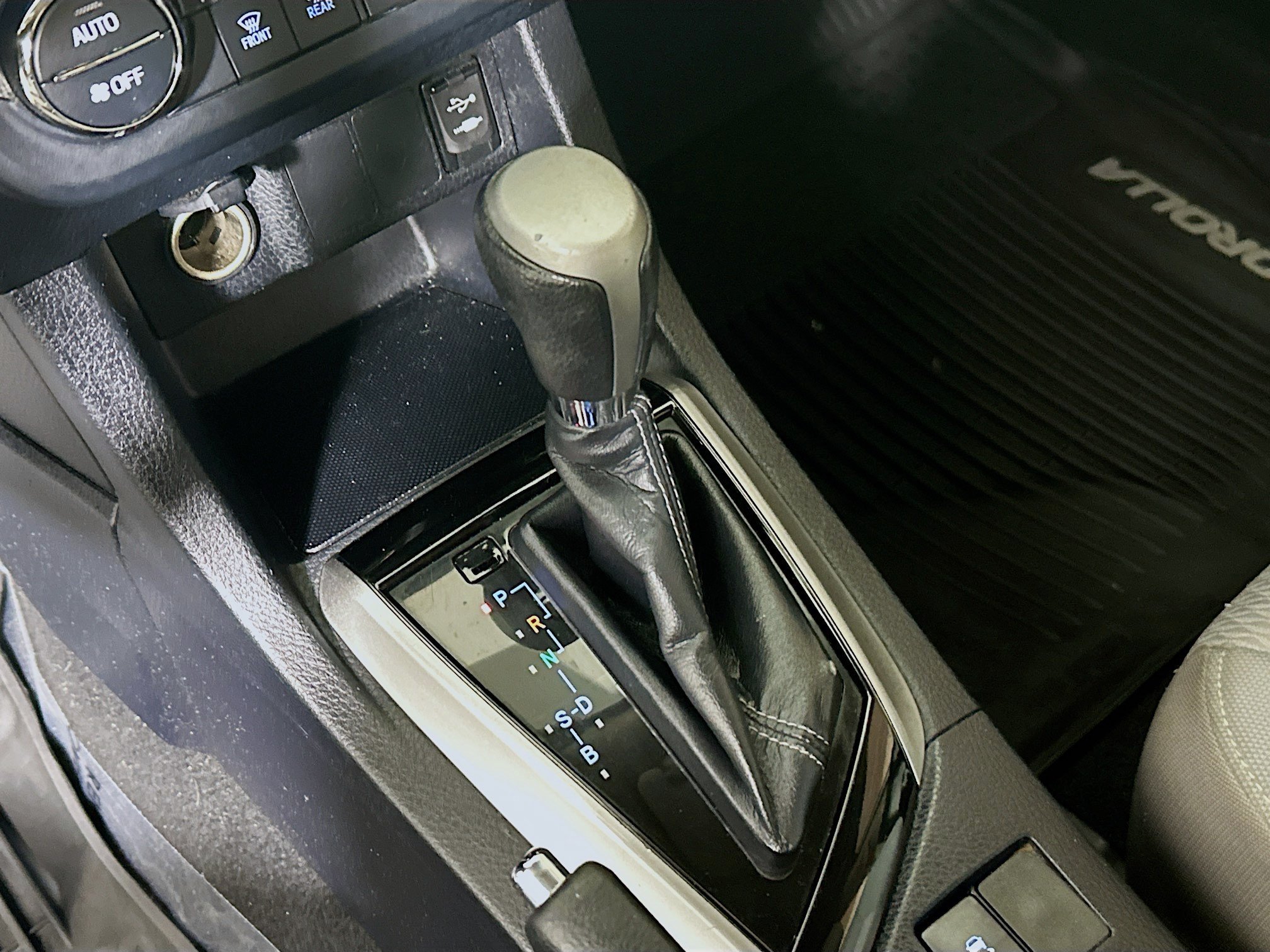 Used 2014 Classic Silver Metallic Toyota LE image 20
