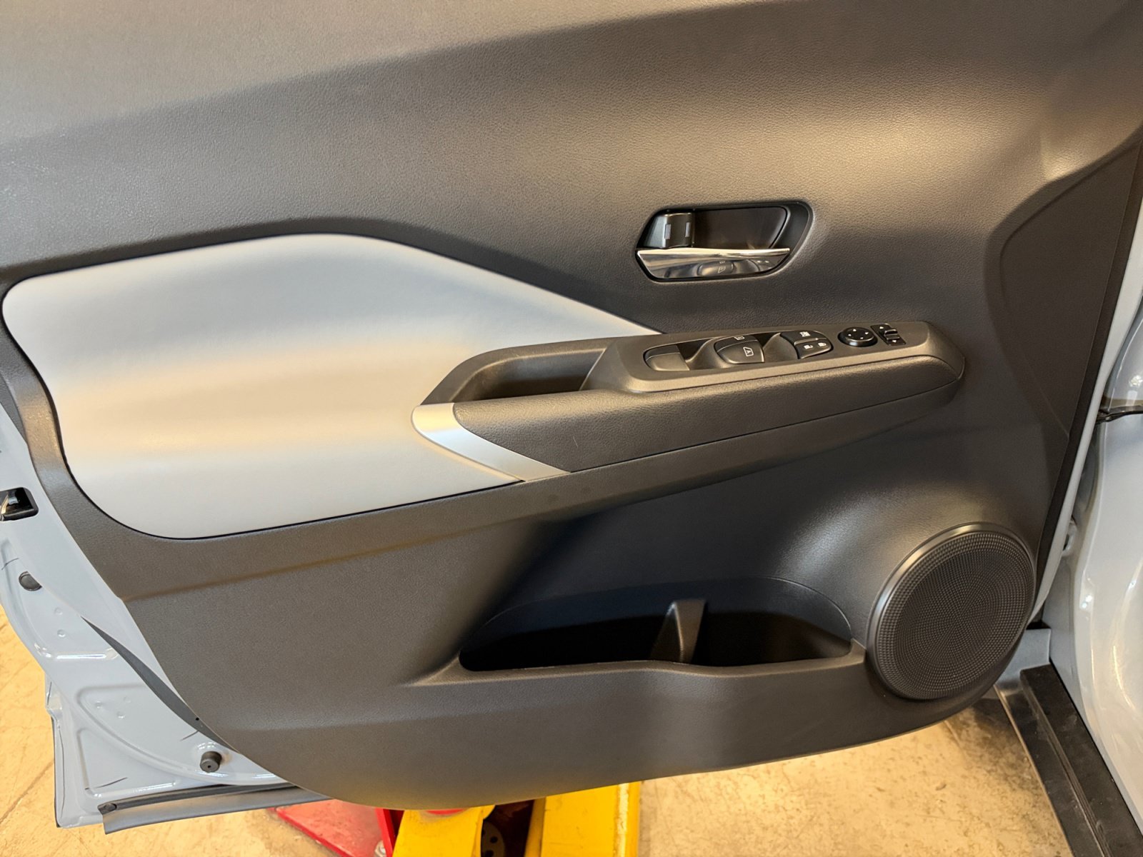 Used 2023 Gray/Super Black Nissan SR image 27