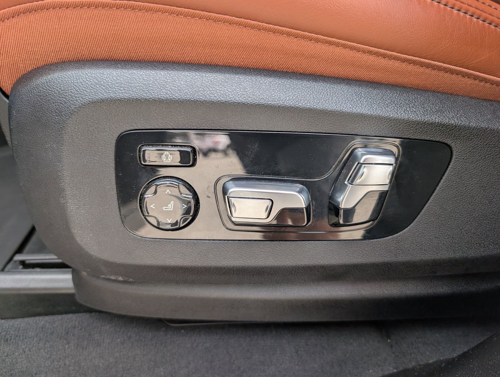 Used 2025 Alpine White BMW M60i image 16
