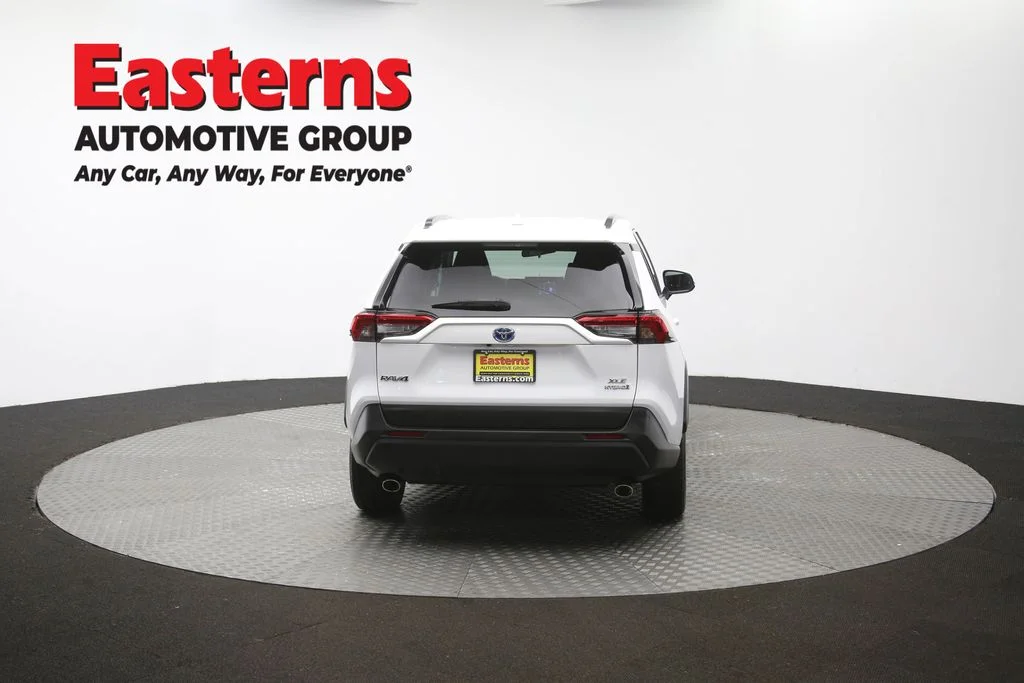 Used 2022 White Toyota XLE image 36