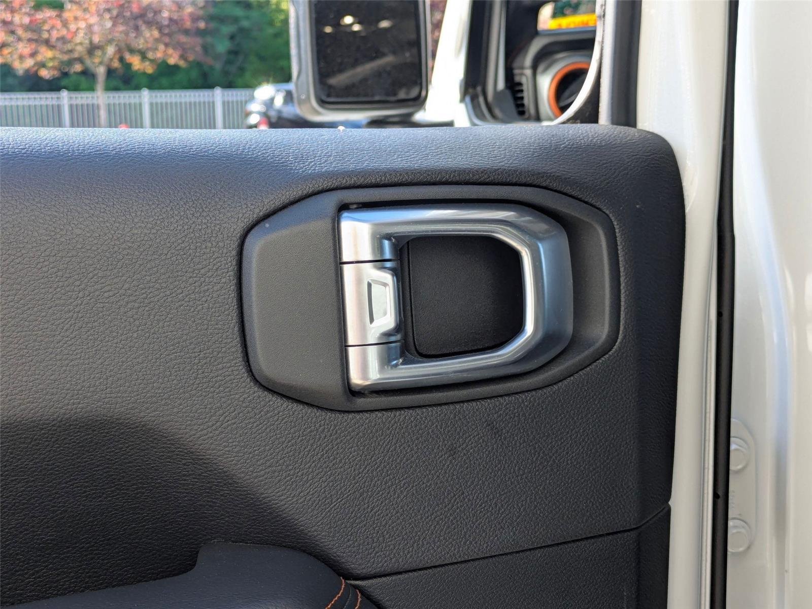 Used 2021 Bright White Clearcoat Jeep Mojave image 23