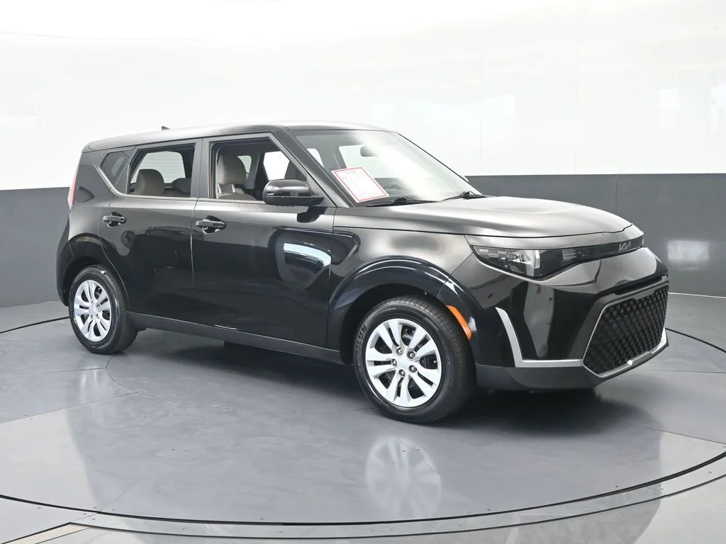 Used 2023 Fusion Black Kia LX image 7