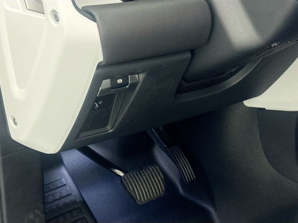 New 2026 Fuji White Land Rover X-Dynamic SE image 10