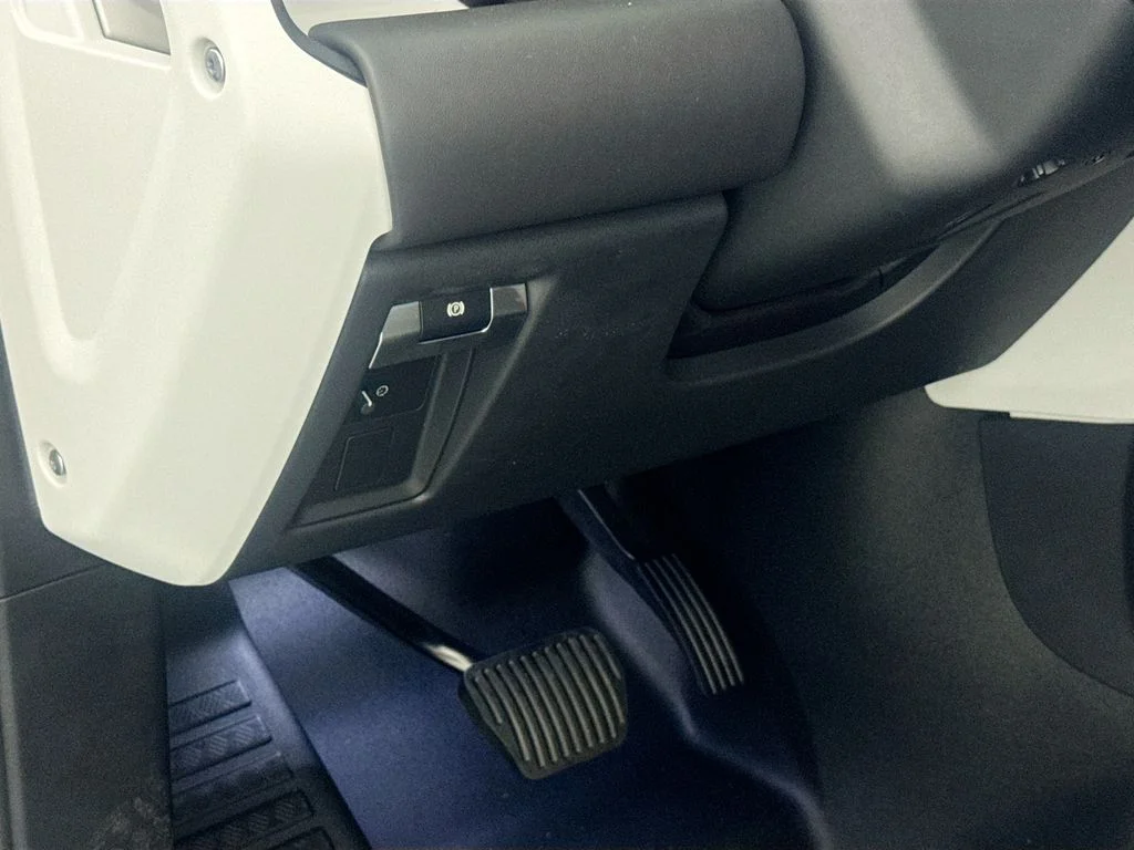 New 2026 Fuji White Land Rover X-Dynamic SE image 10