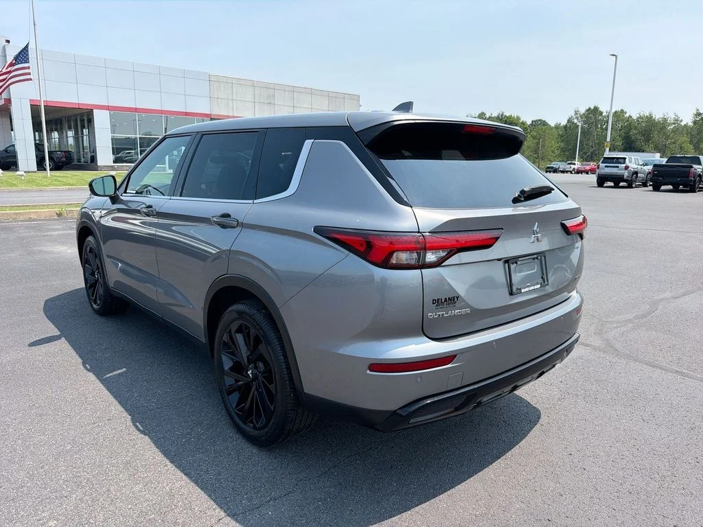 Used 2023  Mitsubishi SE Black Edition image 6