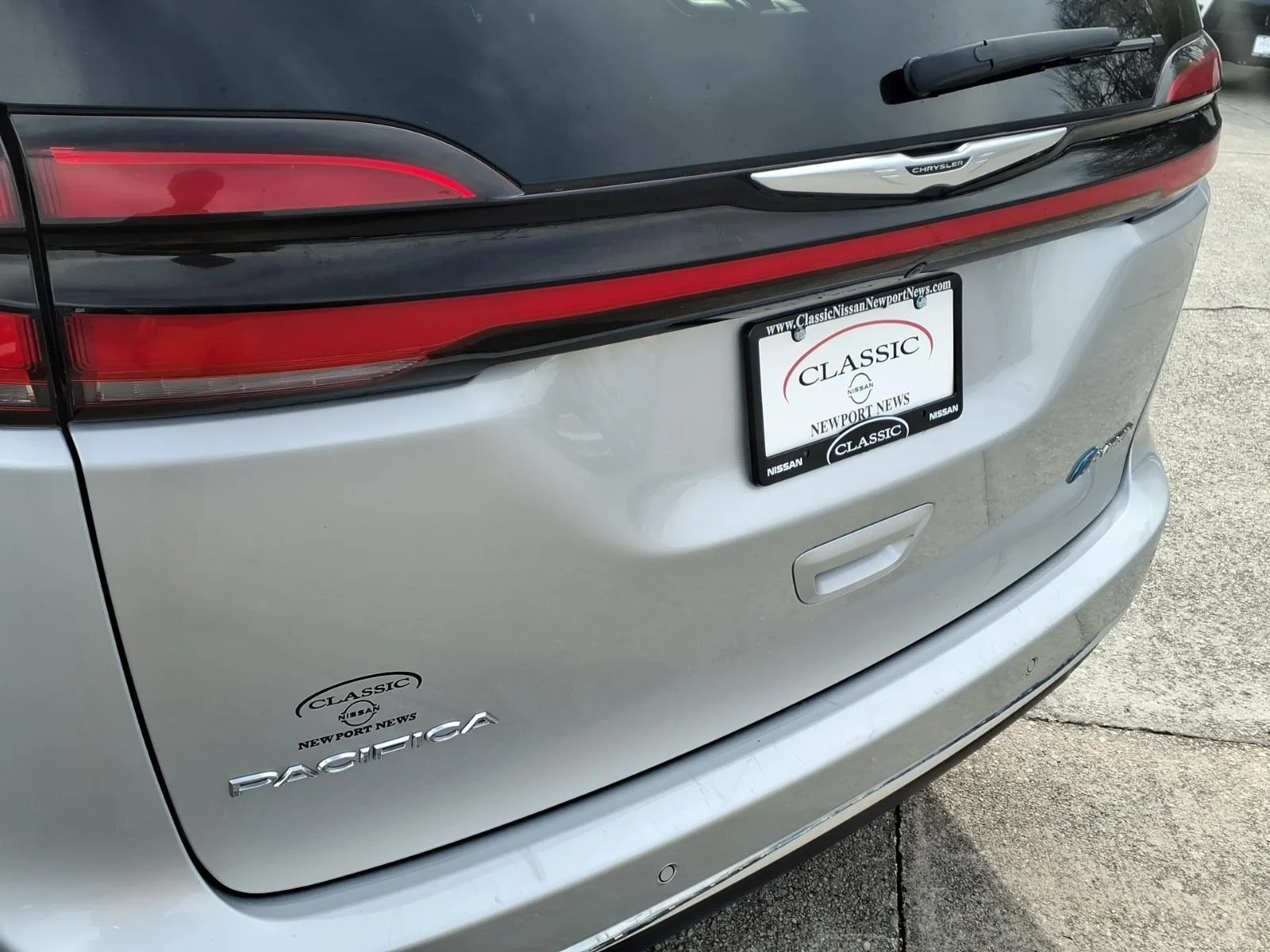 Used 2023 Silver Mist Clearcoat Chrysler Hybrid Touring L image 10