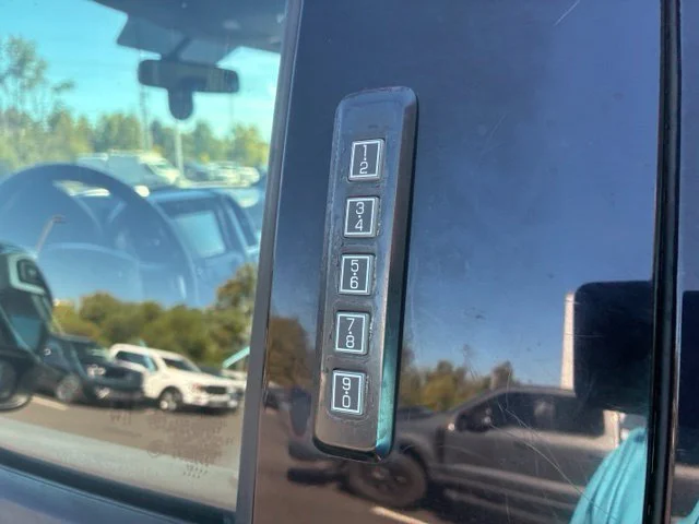 Used 2019  Ford Lariat image 12