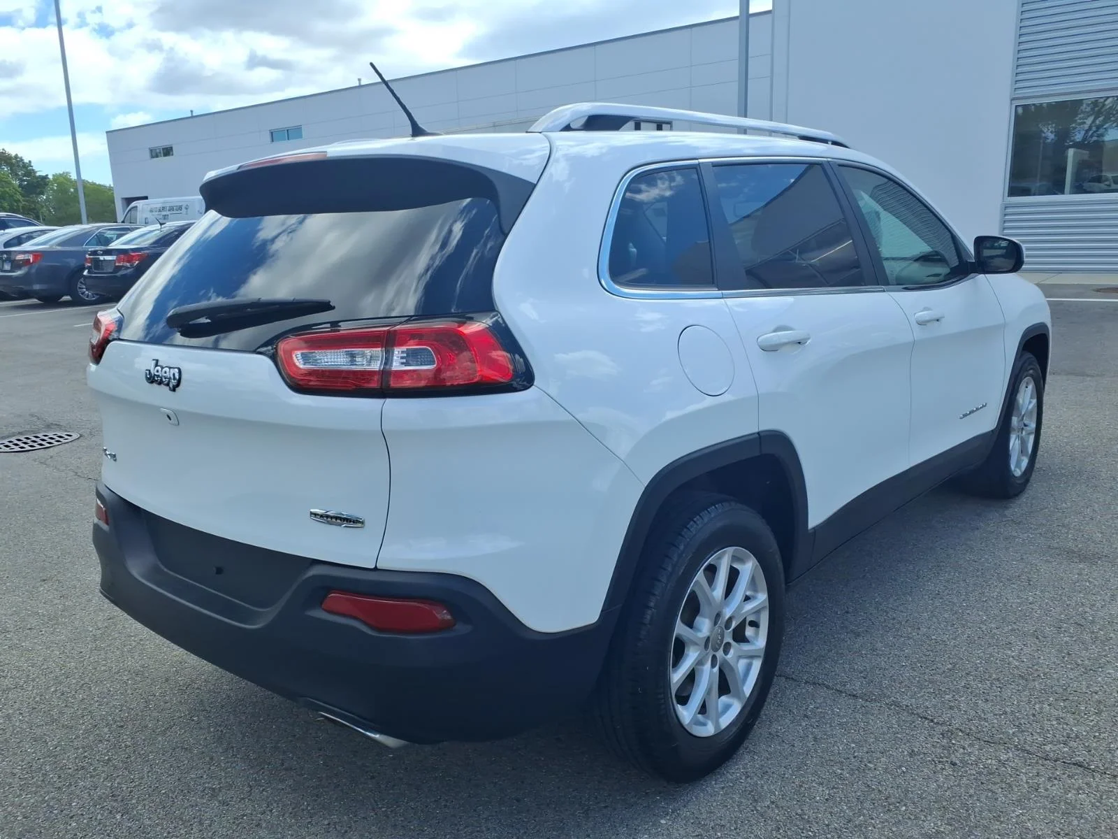 Used 2015 White Jeep 4WD 4DR LATITUDE image 7
