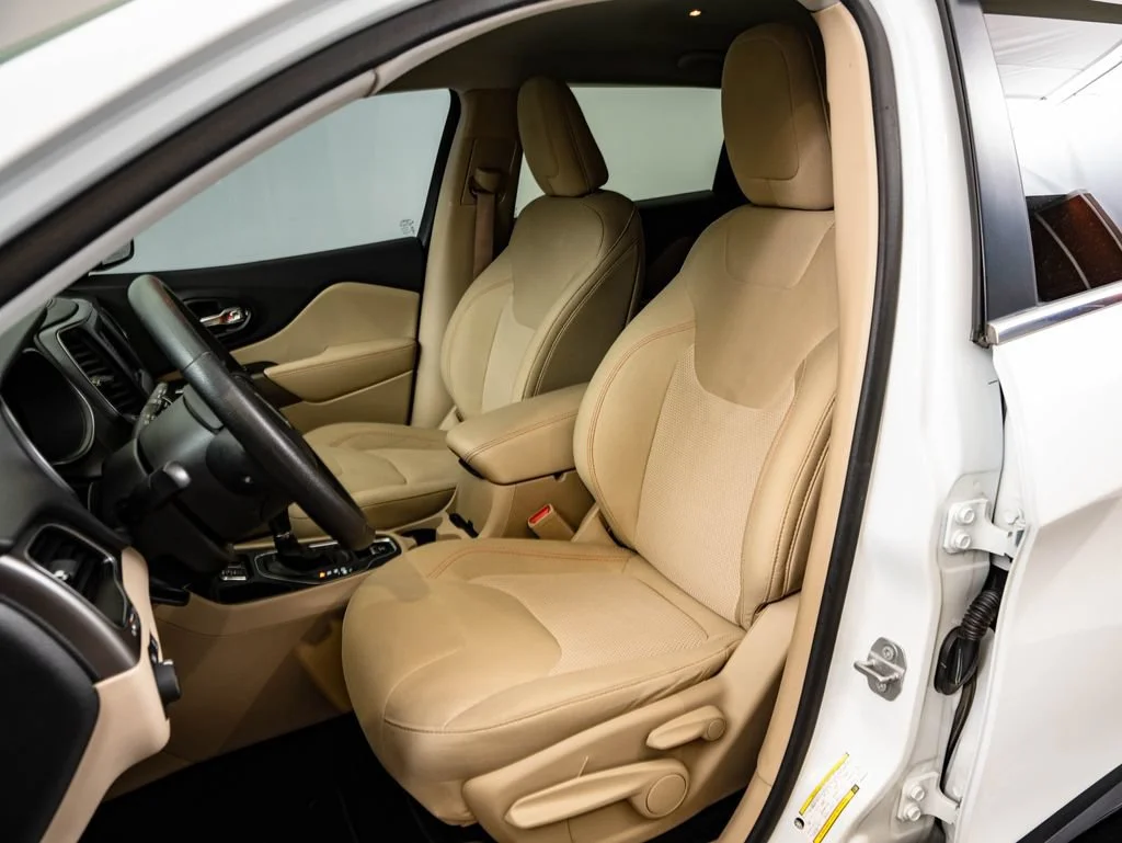 Used 2019 Bright White Clear Coat Jeep Latitude image 22