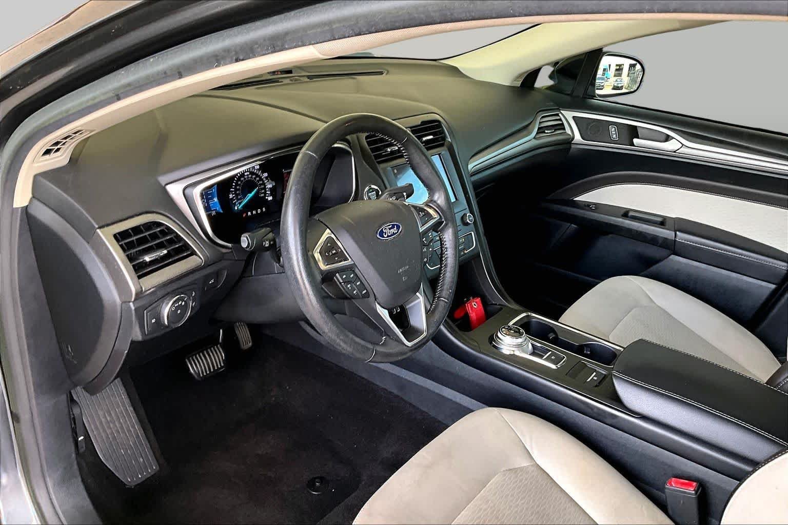 Used 2019 Magnetic Metallic Ford SE image 17