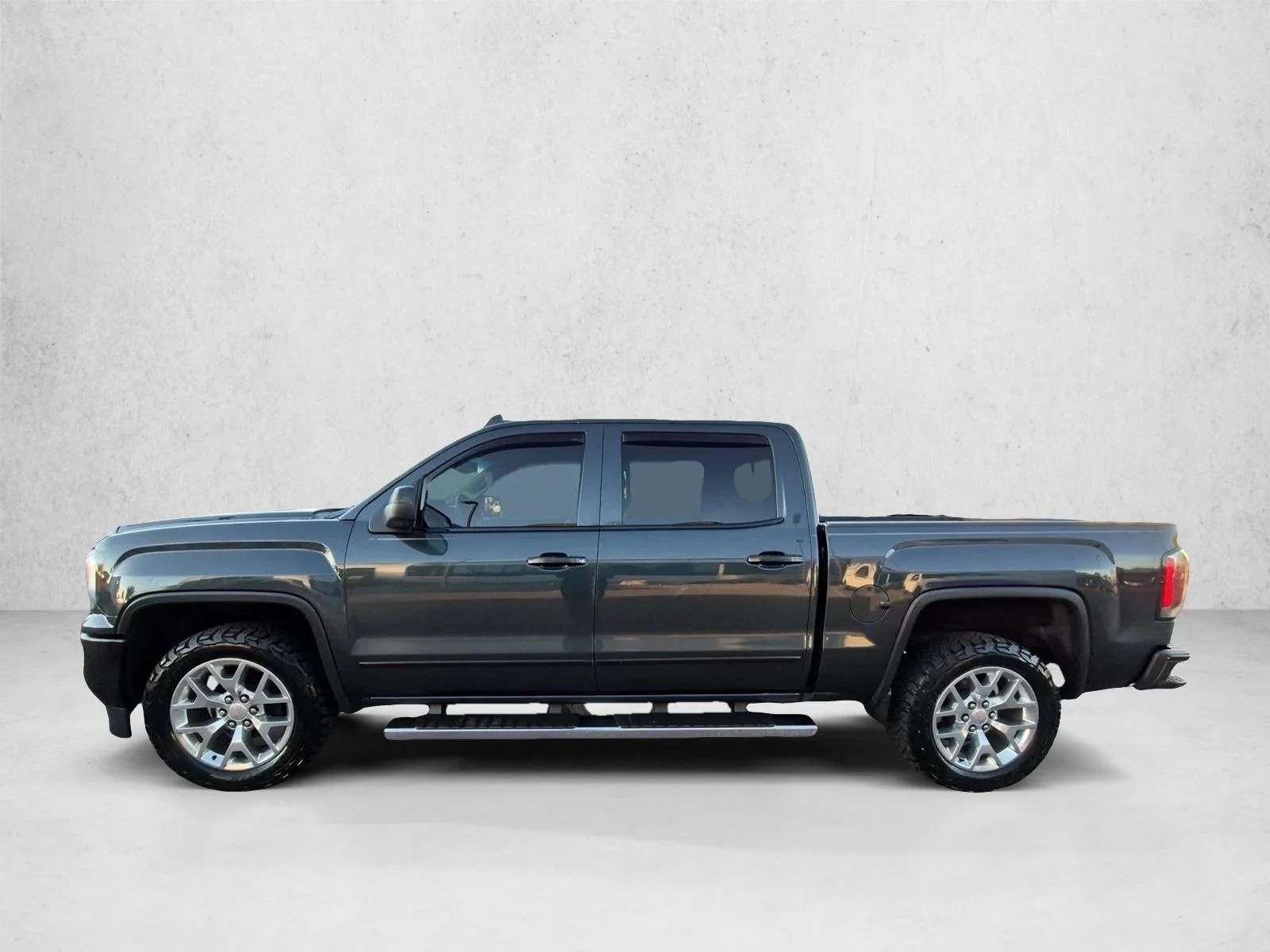 Used 2018 Dark Slate Metallic GMC SLT image 8