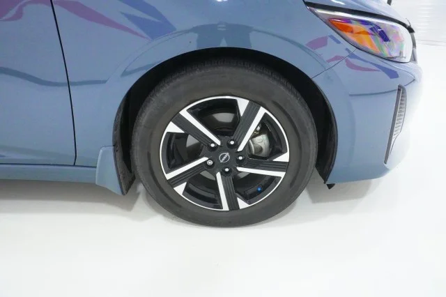 Used 2025  Nissan SV image 5