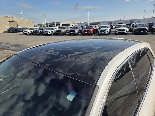 Used 2019 White Lincoln Reserve image 5