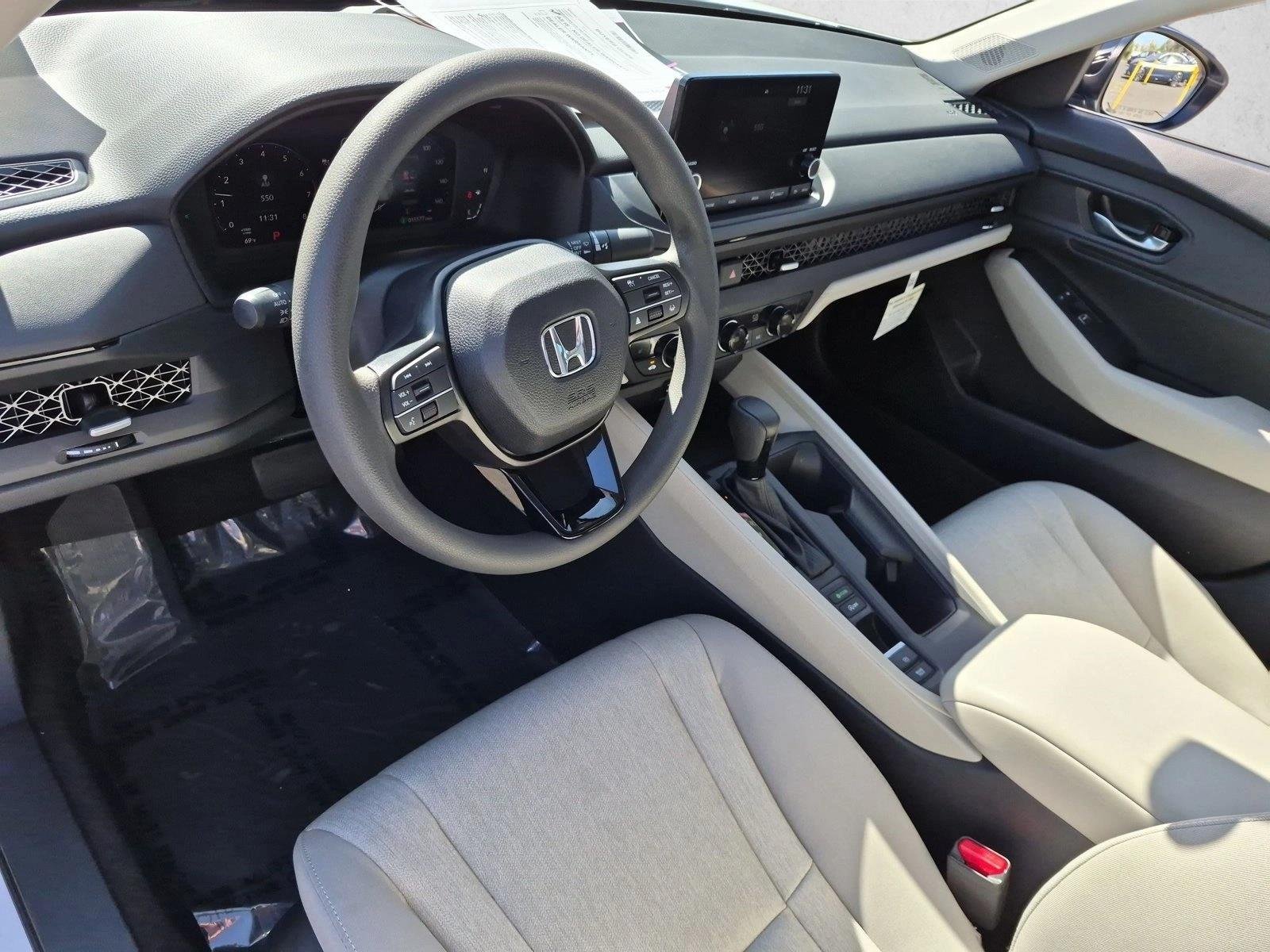 Used 2025 Platinum White Pearl Honda SE image 10