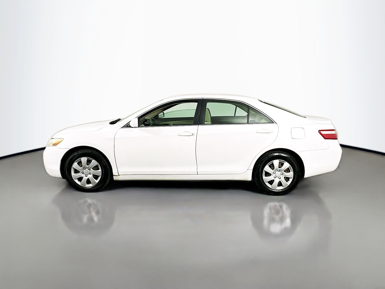 Used 2009 Super White Toyota LE image 4