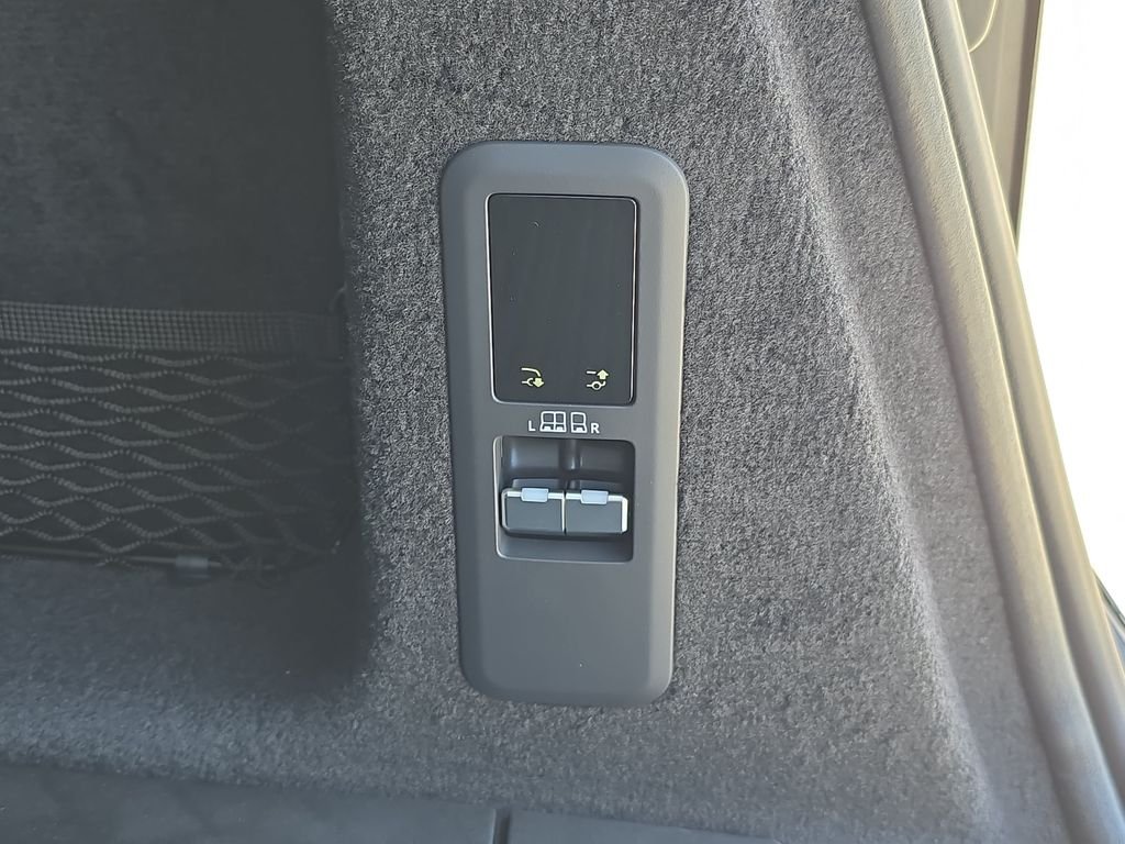 New 2026 Santorini Black Land Rover Dynamic SE image 15