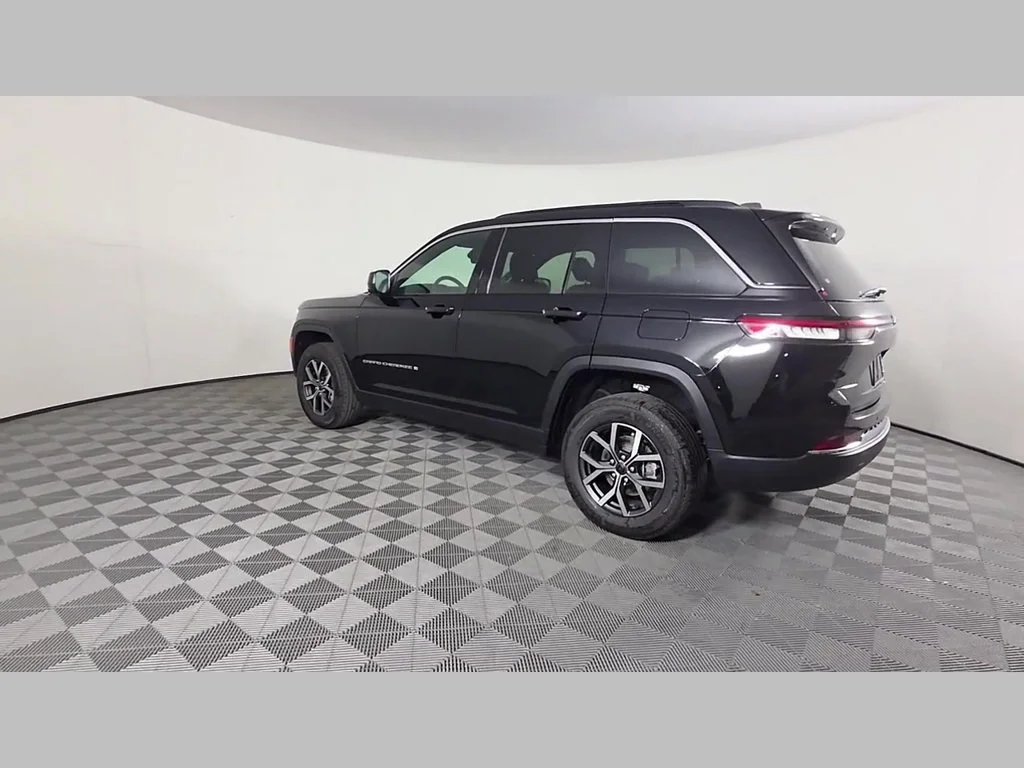 New 2027 High-Gloss Black Paint Jeep Laredo image 30