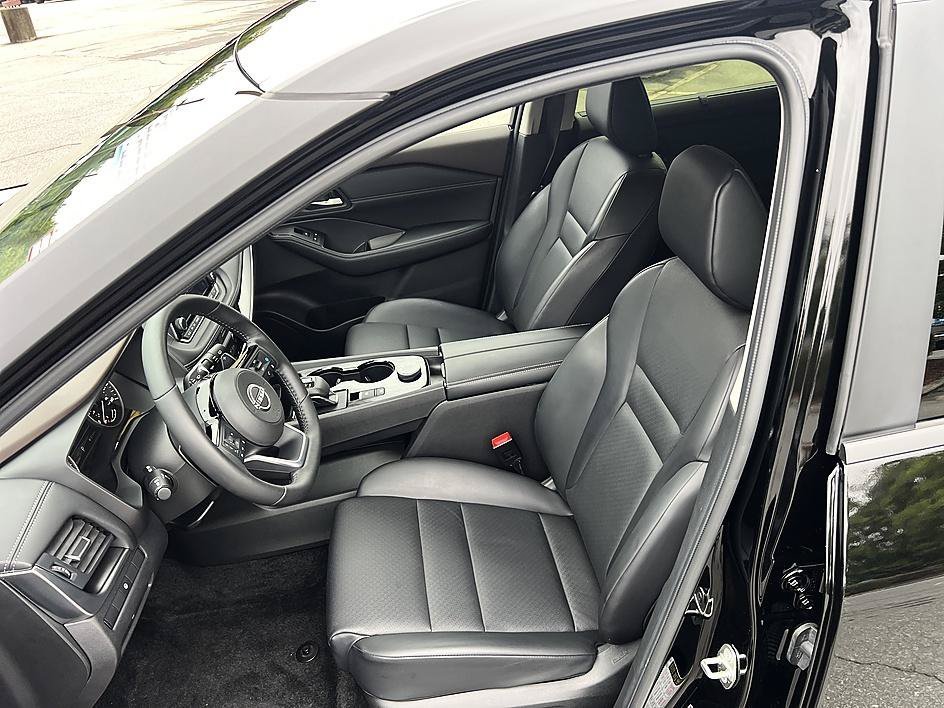 Used 2023 Super Black Nissan SV image 13