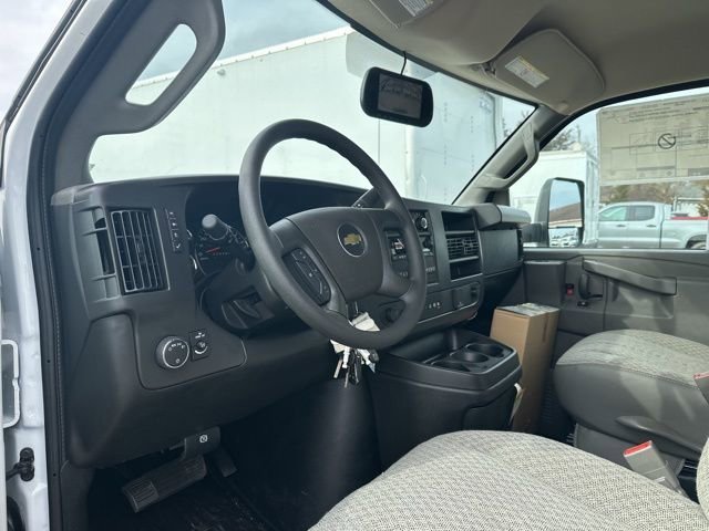 New 2025 Summit White Chevrolet 1WT image 12